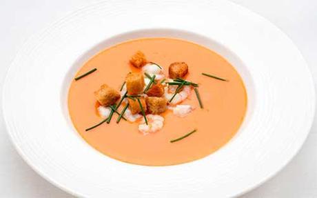 cena ligera de salmorejo con gambas