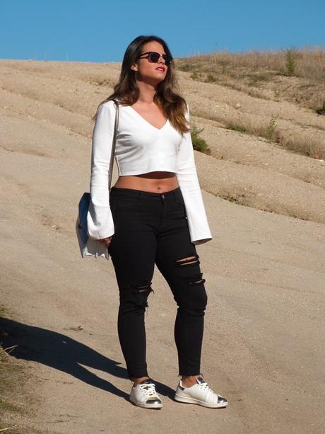 ¡Nuevo look! Crop top y deportivas