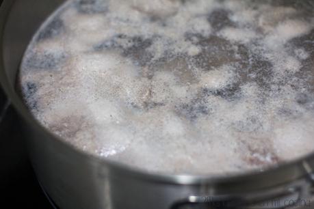 Cómo preparar blanqueta de ternera con guarnición a la antigua y arroz pilaf al horno. Receta y paso a paso