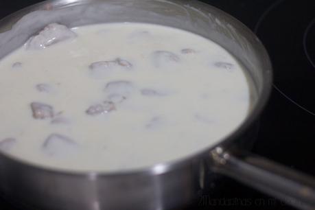 Cómo preparar blanqueta de ternera con guarnición a la antigua y arroz pilaf al horno. Receta y paso a paso
