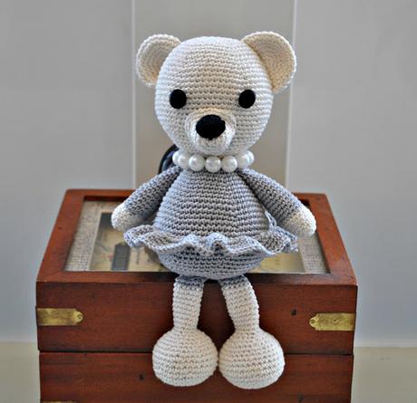 OSA DE GANCHILLO CON PERLAS