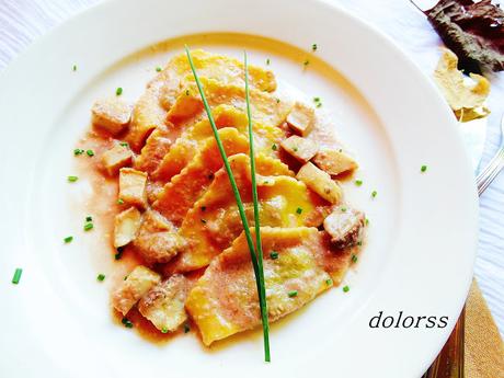 Pasta fresca triangolini porcini con salsa de vino y ceps