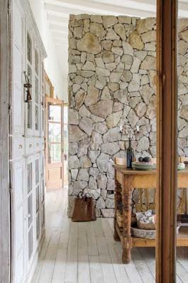 Casa con Muros de Piedra