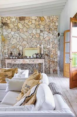 Casa con Muros de Piedra