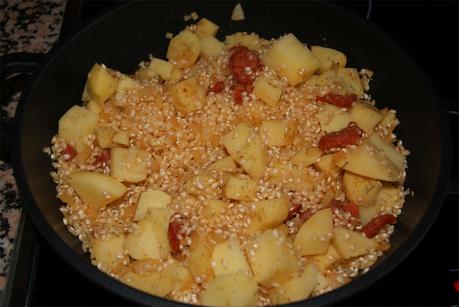 Arroz con chorizo y patatas paso 2