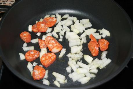 Arroz con chorizo y patatas paso 1