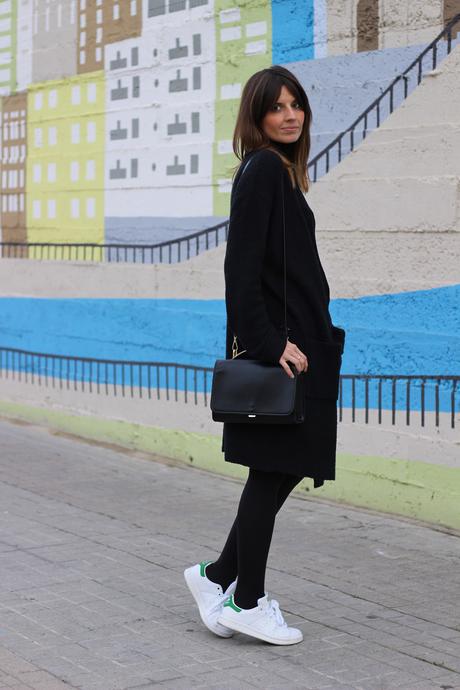 look con zapatillas blancas adidas mujer stan smith medias negras