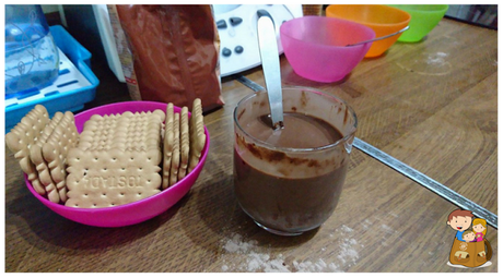 Tarta individual de chocolate al microondas y galletas receta cocinar con niños