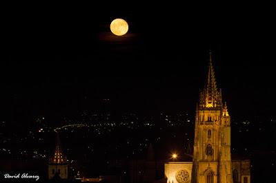 La luna sobre la catedral