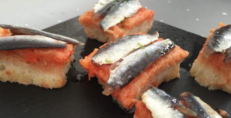 Torrijas de pan con tomate y sardinas