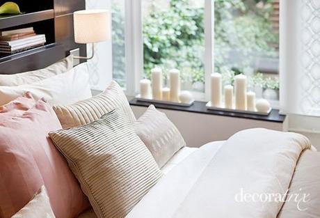 Cama vestidas con cojines de diferentes tamaños