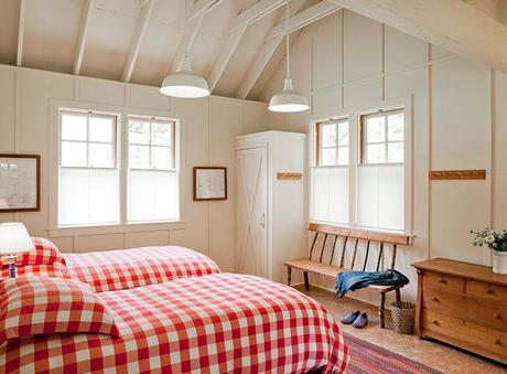 Camas con fundas y almohadas de cuadros rojos y blancos