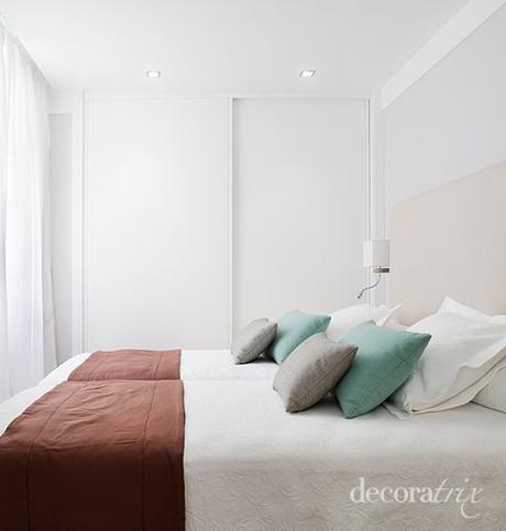 Dormitorio pequeño con dos camas gemelas