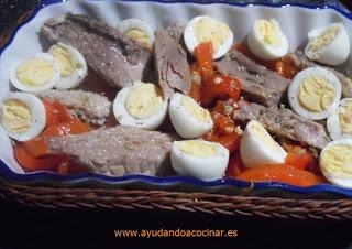 Ensalada de Pimiento Rojo Asado con Melva y Huevos de Codorniz