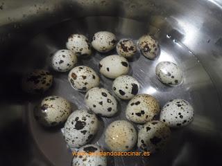 Ensalada de Pimiento Rojo Asado con Melva y Huevos de Codorniz