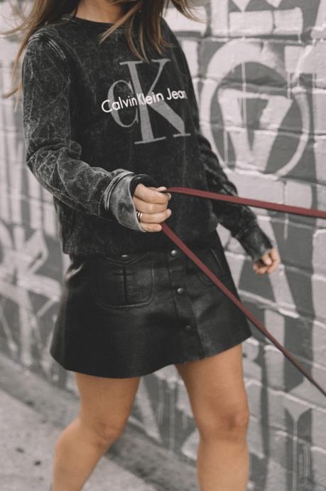 calvin_klein_bag-burgundy_bag-ck_sweatshirt-leather_shirt-total_black_outfit-street_style-los_angeles-collage_vintage-27