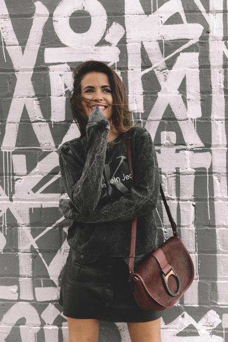 calvin_klein_bag-burgundy_bag-ck_sweatshirt-leather_shirt-total_black_outfit-street_style-los_angeles-collage_vintage-21