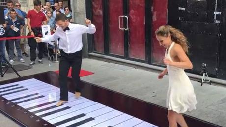 pareja-interpreta-reconocidas-melodias-con-sus-pies-sobre-un-piano-gigante