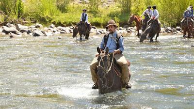 El cura gaucho del norte que regala fe a los crianceros