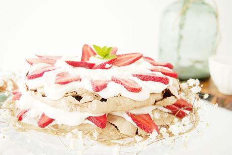 Pavlova de chocolate y fresas, una tarta con mucho glamour #JaquealaReina Pavlova de chocolate y fresas, una tarta con mucho glamour #JaquealaReina