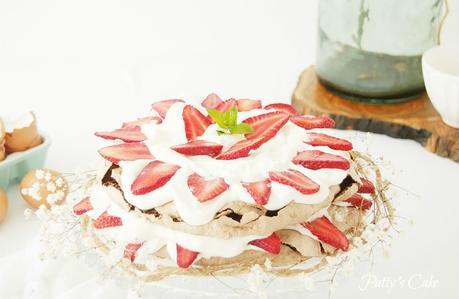 Pavlova de chocolate y fresas, una tarta con mucho glamour #JaquealaReina Pavlova de chocolate y fresas, una tarta con mucho glamour #JaquealaReina