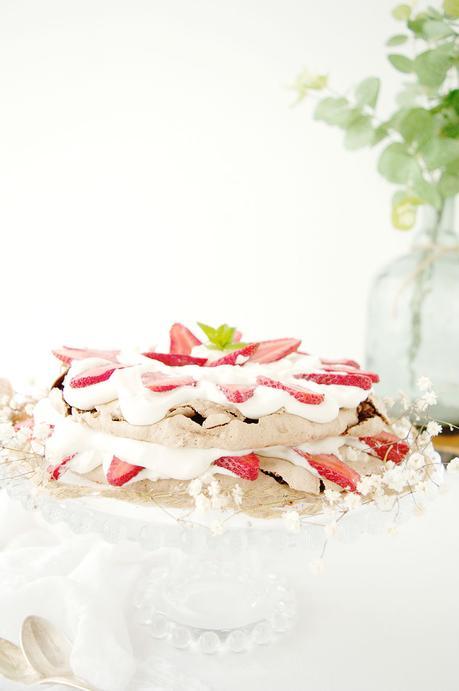 Pavlova de chocolate y fresas, una tarta con mucho glamour #JaquealaReina Pavlova de chocolate y fresas, una tarta con mucho glamour #JaquealaReina