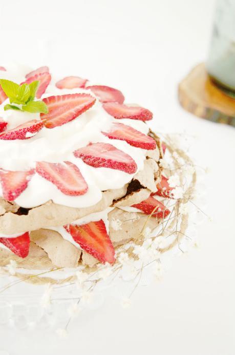 Pavlova de chocolate y fresas, una tarta con mucho glamour #JaquealaReina Pavlova de chocolate y fresas, una tarta con mucho glamour #JaquealaReina