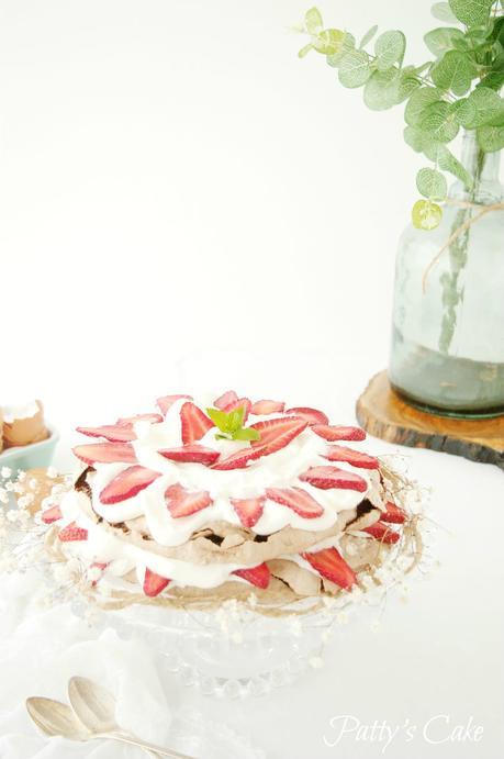 Pavlova de chocolate y fresas, una tarta con mucho glamour #JaquealaReina Pavlova de chocolate y fresas, una tarta con mucho glamour #JaquealaReina
