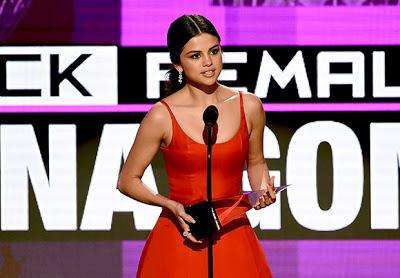 Selena Gómez reaparece en los American Music Awards