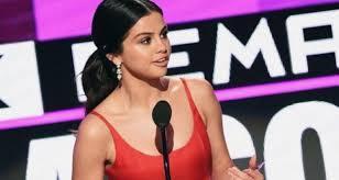 Selena Gómez reaparece en los American Music Awards