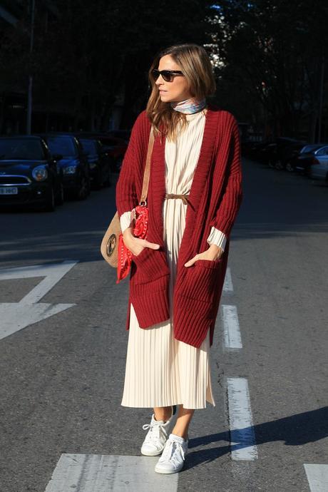 chaqueta larga de punto y long dress con zapatillas