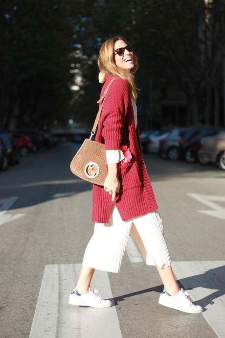 chaqueta larga de punto y long dress con zapatillas