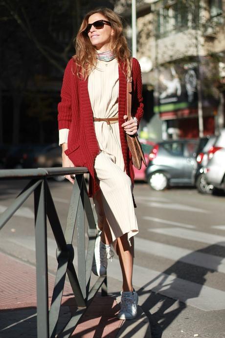 chaqueta larga de punto y long dress con zapatillas
