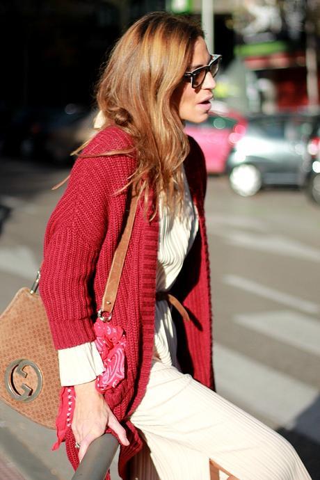 chaqueta larga de punto y long dress con zapatillas