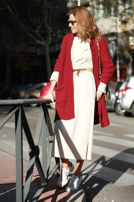 chaqueta larga de punto y long dress con zapatillas