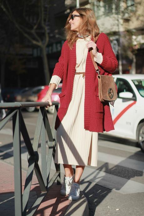 chaqueta larga de punto y long dress con zapatillas