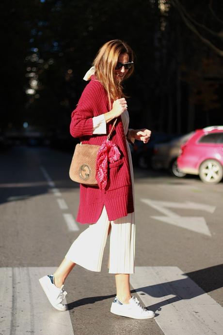 chaqueta larga de punto y long dress con zapatillas
