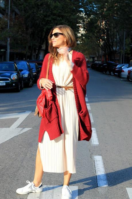 chaqueta larga de punto y long dress con zapatillas