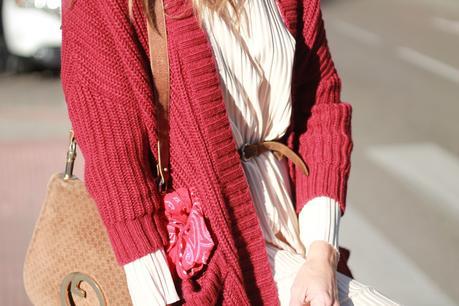 chaqueta larga de punto y long dress con zapatillas