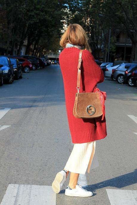 chaqueta larga de punto y long dress con zapatillas