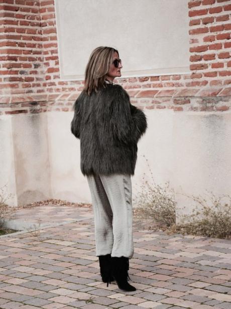 fur-coat-pantalones-fluídos-flecos-estilo-victoriano-abrigo-pelo