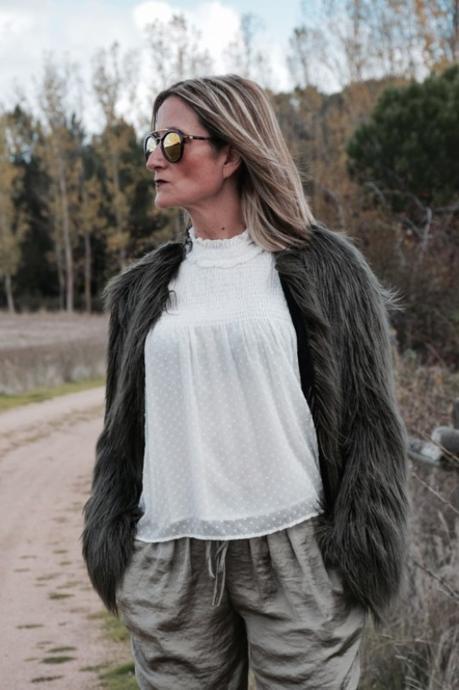 fur-coat-pantalones-fluídos-flecos-estilo-victoriano-abrigo-pelo