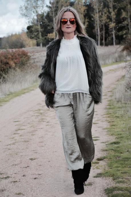 fur-coat-pantalones-fluídos-flecos-estilo-victoriano-abrigo-pelo