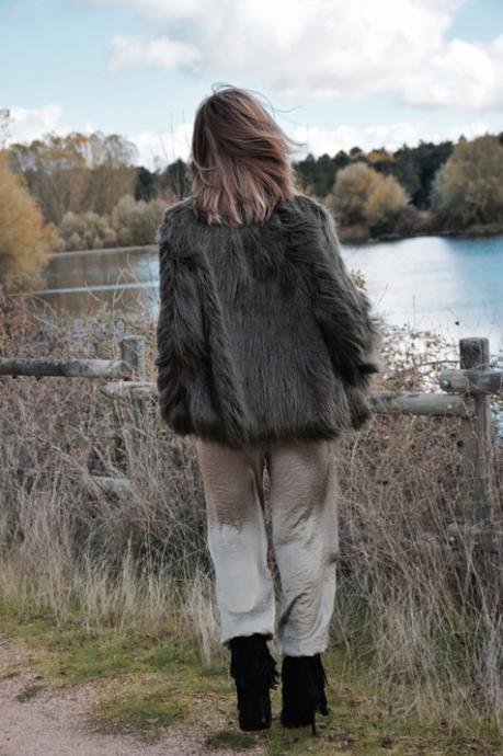 fur-coat-pantalones-fluídos-flecos-estilo-victoriano-abrigo-pelo