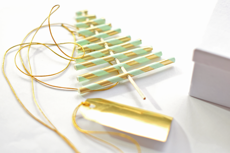 Envolviendo bonito. Árbol de Navidad de pajitas / Wrap it pretty.Paper straw christmas tree gift topper