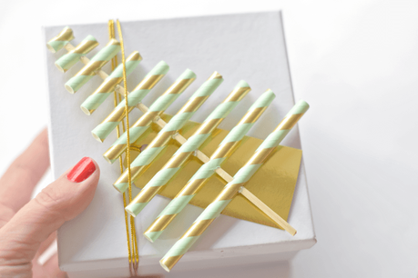 Envolviendo bonito. Árbol de Navidad de pajitas / Wrap it pretty.Paper straw christmas tree gift topper