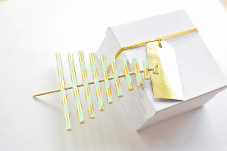 Envolviendo bonito. Árbol de Navidad de pajitas / Wrap it pretty.Paper straw christmas tree gift topper