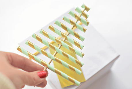 Envolviendo bonito. Árbol de Navidad de pajitas / Wrap it pretty.Paper straw christmas tree gift topper