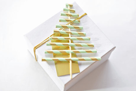 Envolviendo bonito. Árbol de Navidad de pajitas / Wrap it pretty.Paper straw christmas tree gift topper