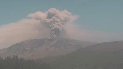 Nuevo pulso eruptivo del volcán Copahue: Columna de ceniza alcanzó 800 metros de altura